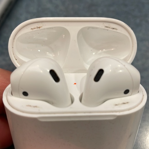 ⭐️⭐️ Apple AirPods ⭐️⭐️ - Picture 4 of 4